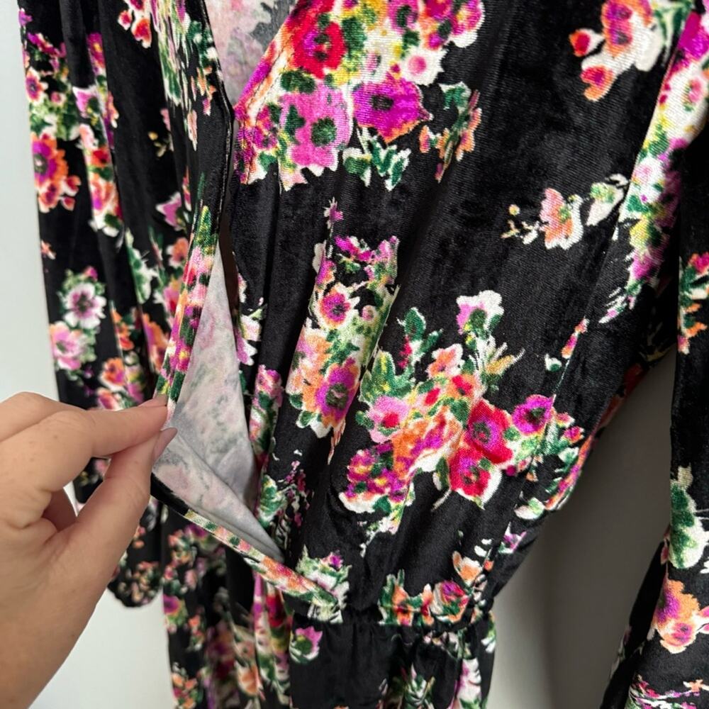 Show Me Your Mumu Kelsey Velvet Floral Romper Size Medium - Picture 5 of 11